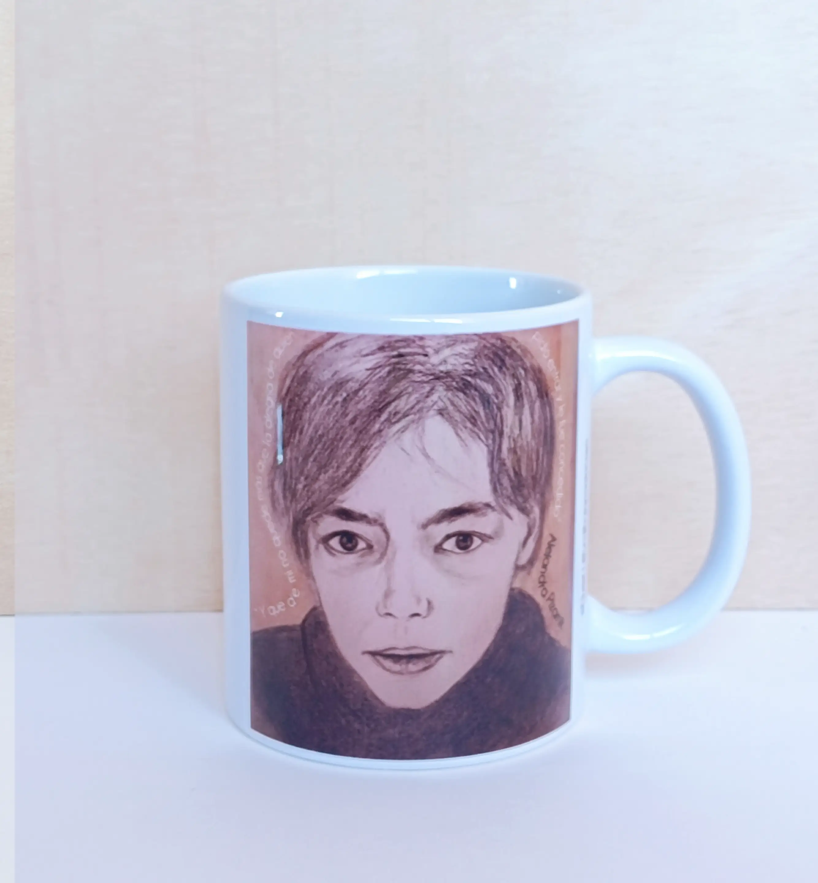 imagen de taza blanca de cerámica con dibujo del rostro de Alejandra Pizarnik