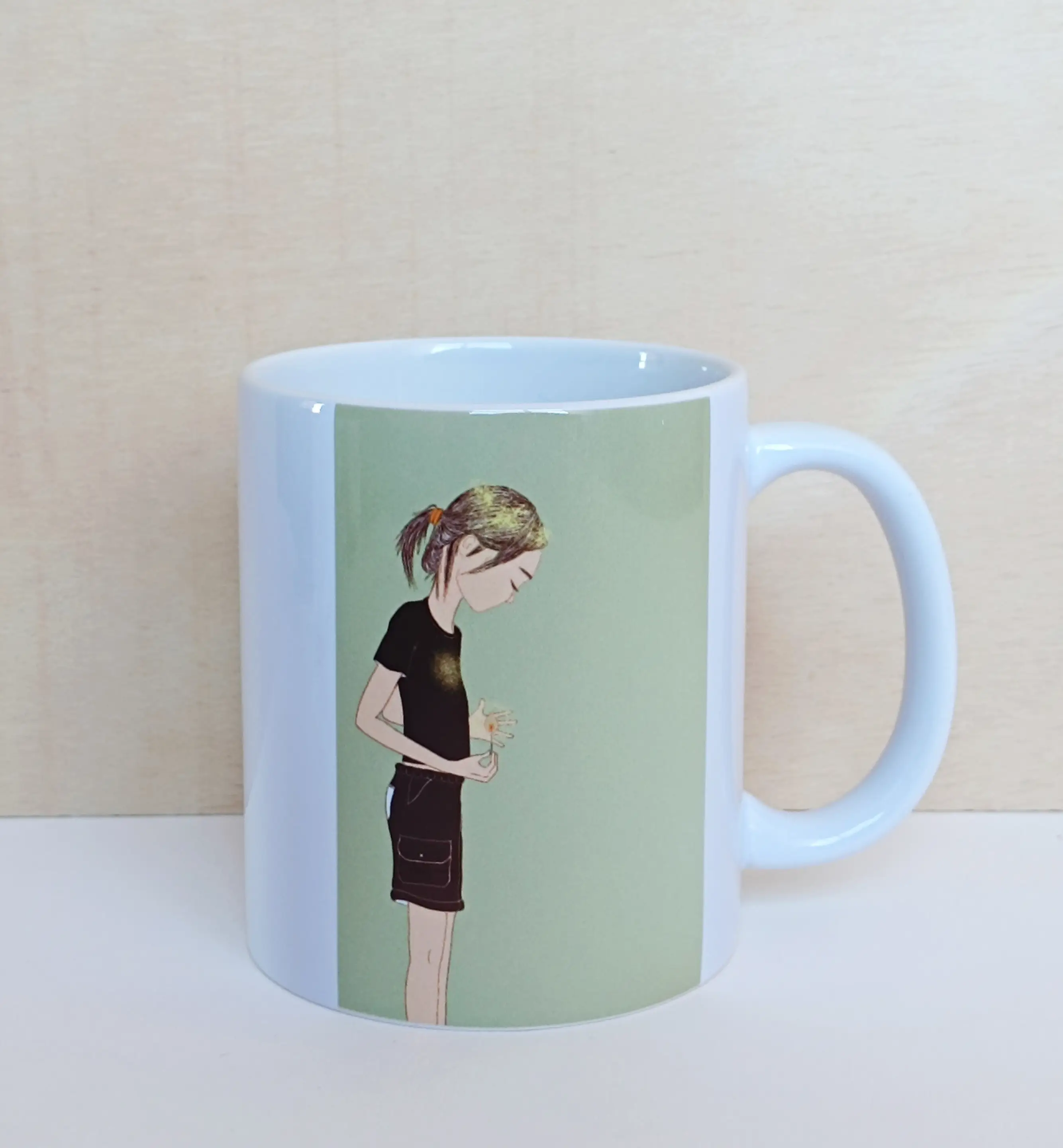 taza de cerámica blanca con ilustración que representa una niña de perfil con una cerilla en la mano