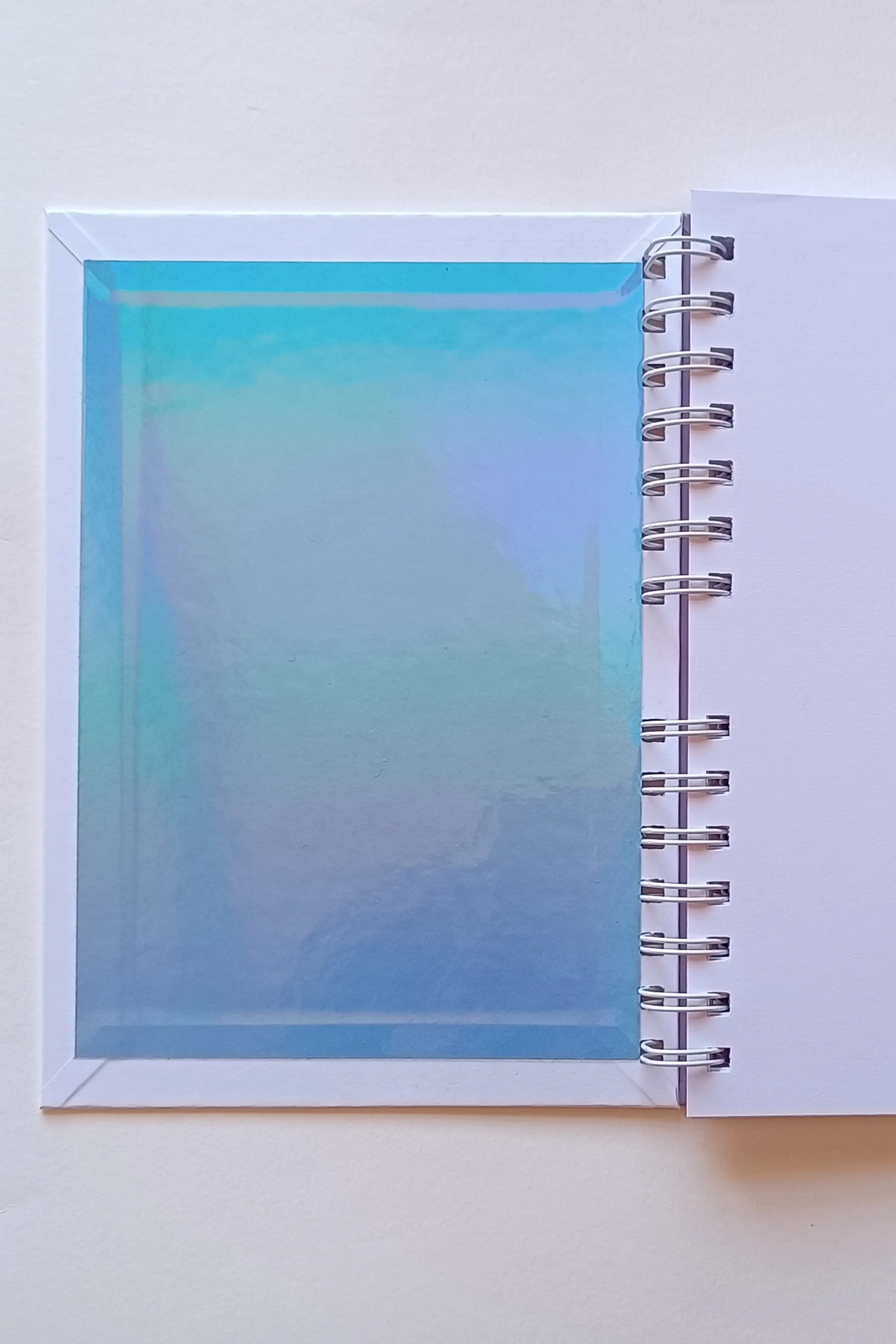 Guarda posterior de color azul, de libreta tamaño A5.