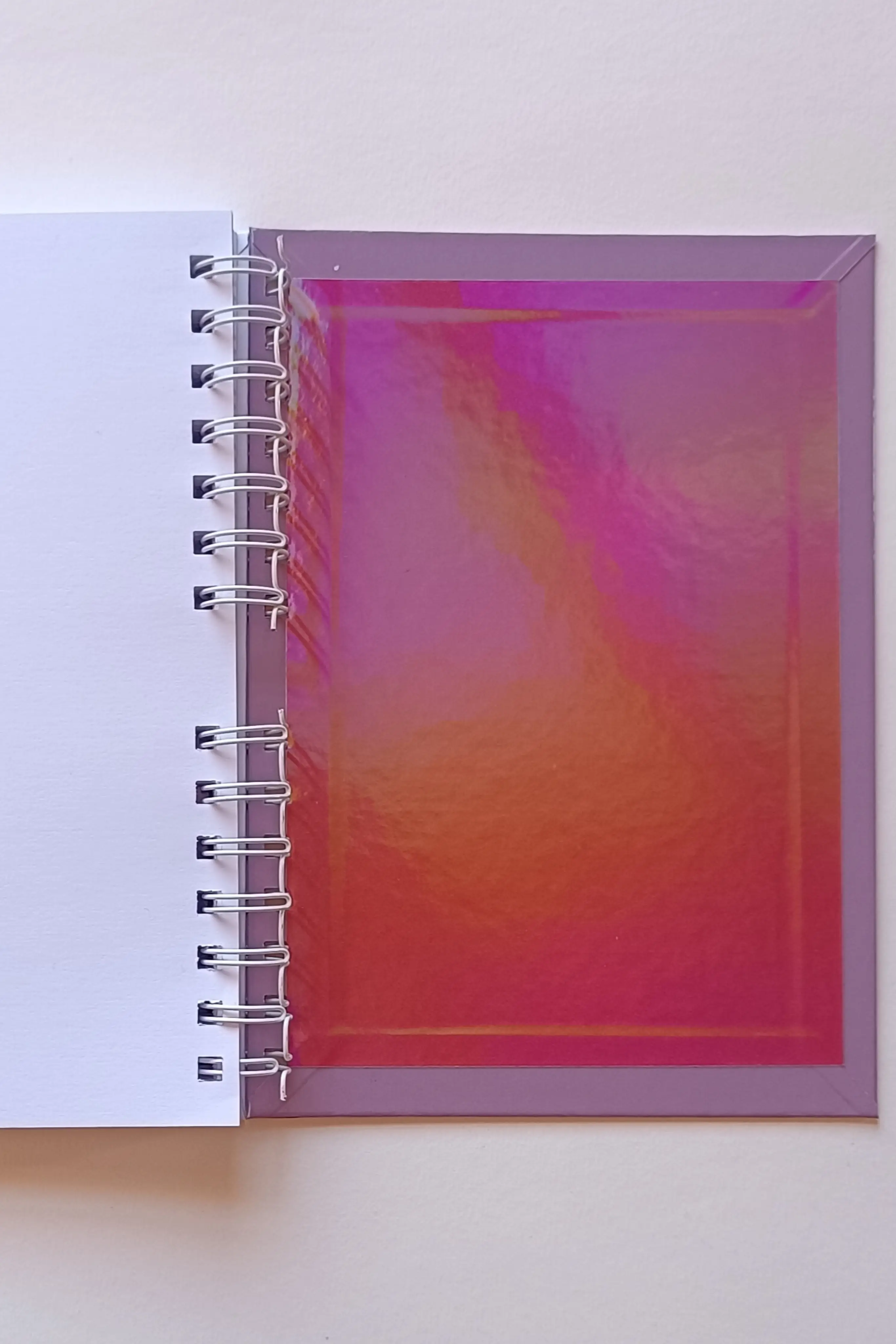 Guarda posterior de color rojo, de libreta tamaño A5.