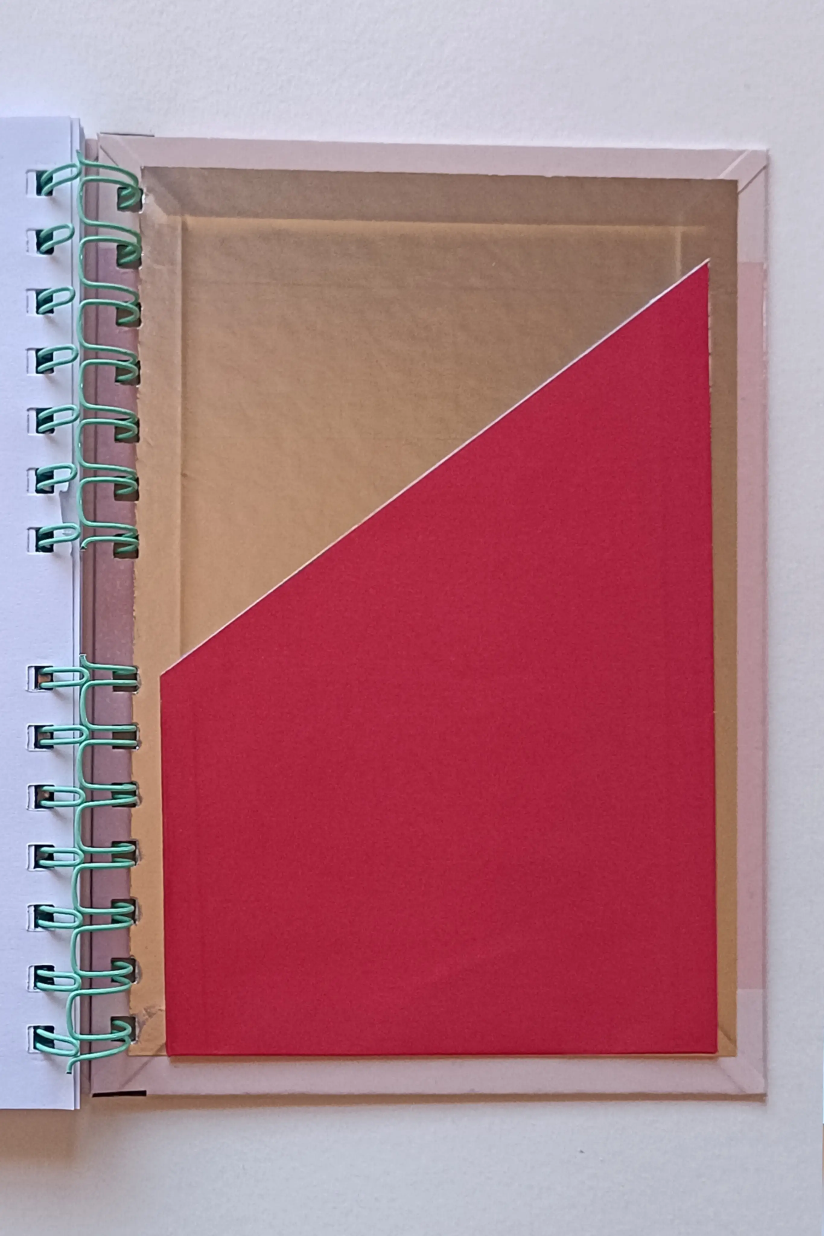 Guarda posterior de color plateado, con sobre rojo, de libreta tamaño A5.