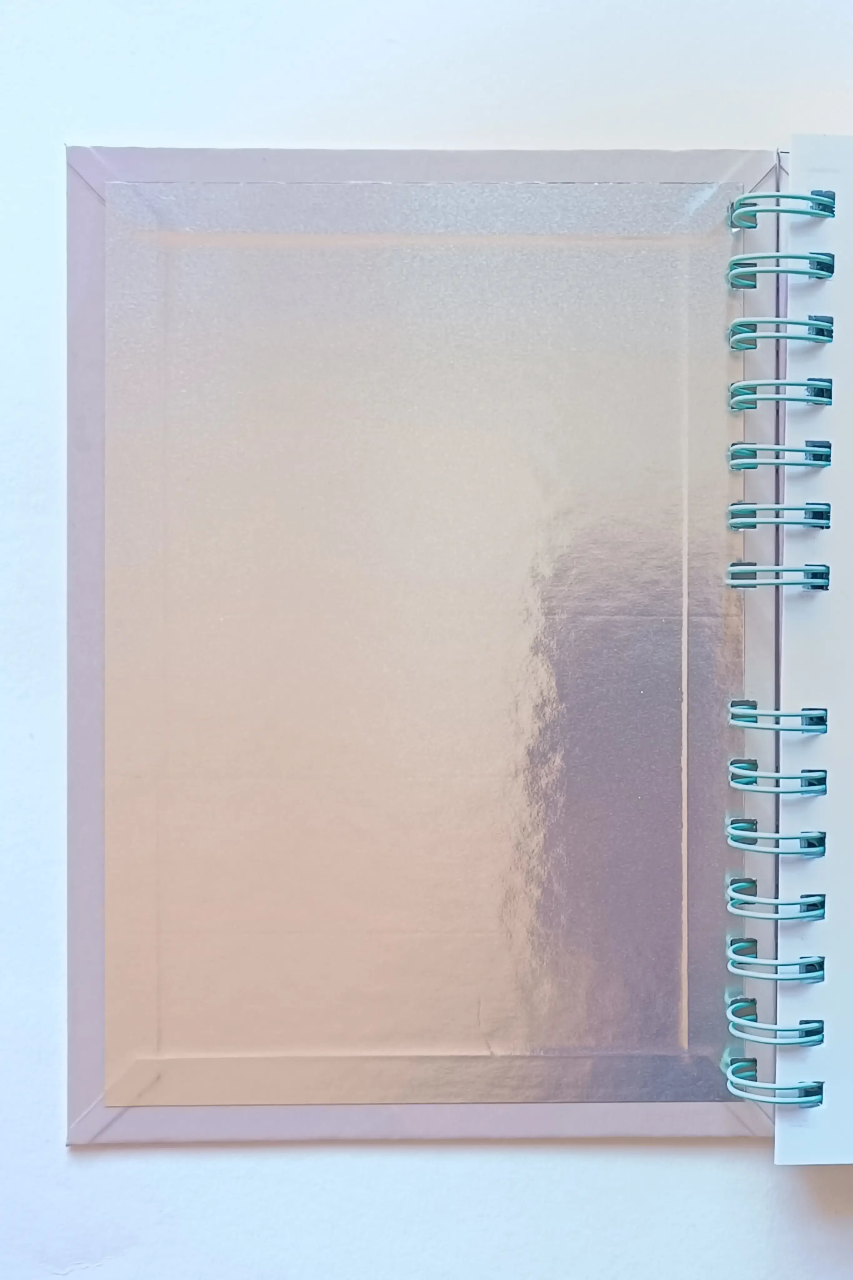 Guarda izquierda de color plateado de libreta tamaño A5.