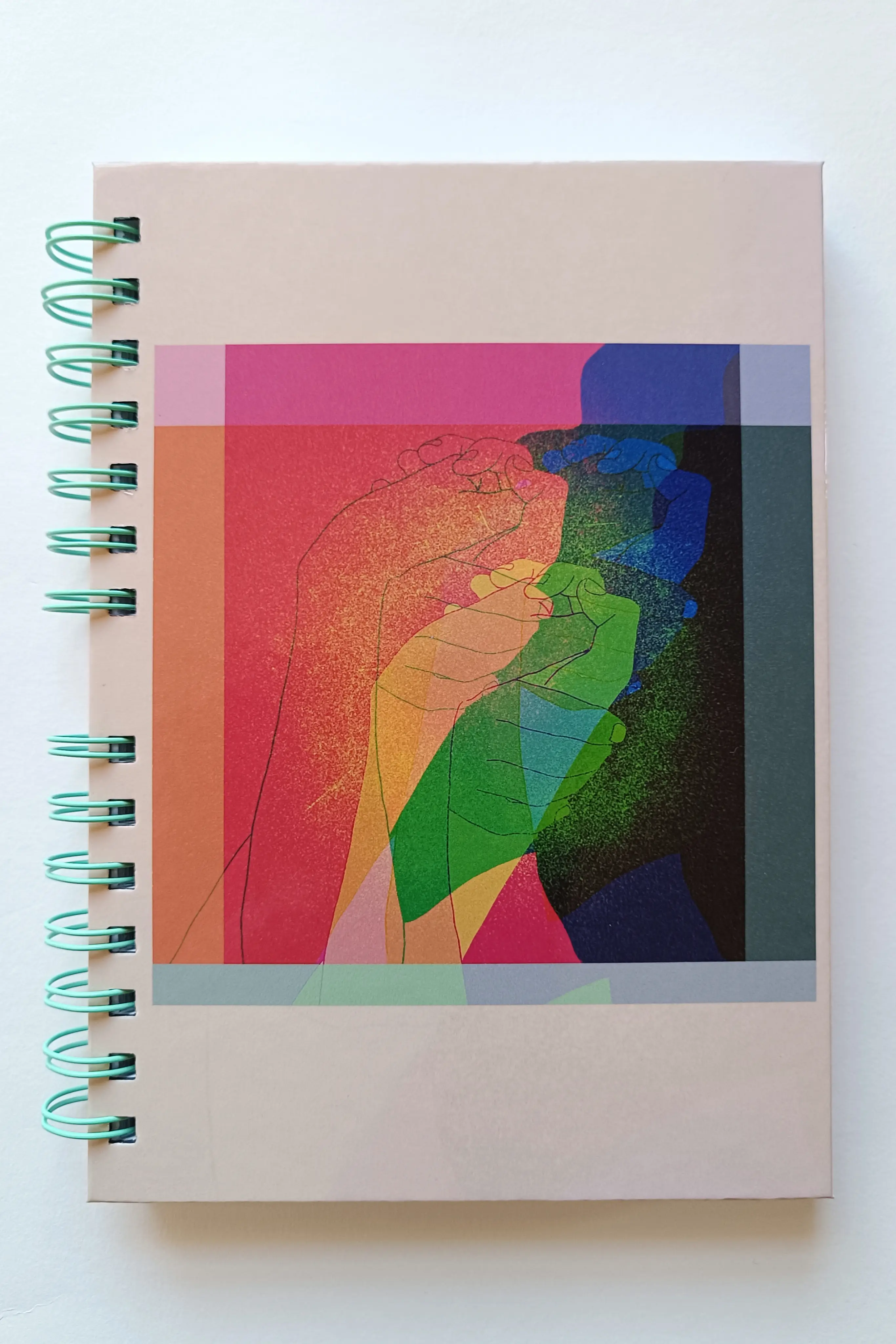 Portada de libreta de tamaño A5, con ilustración de colores que representa unas manos entrelazadas.