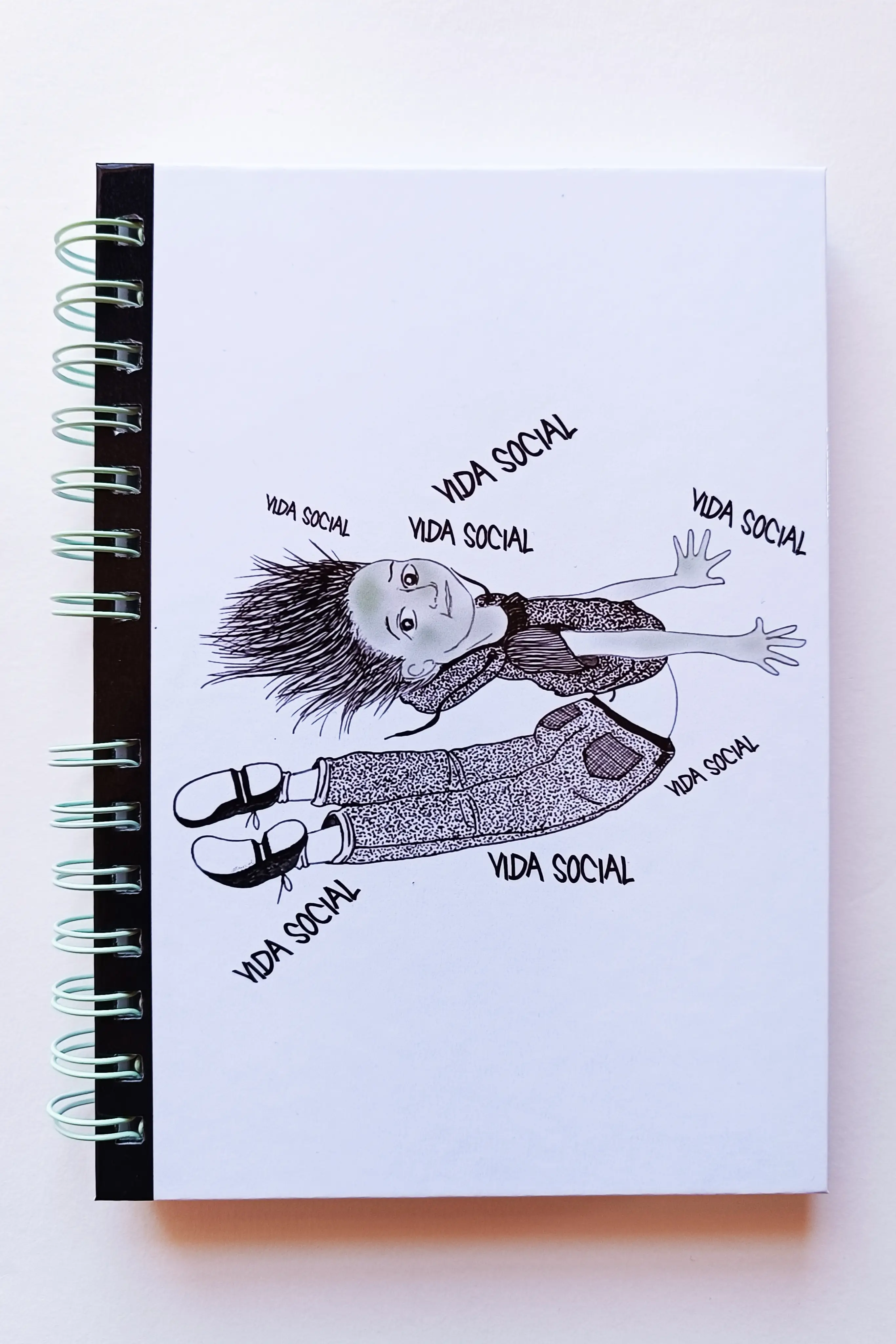 Portada de libreta tamaño A5, con fondo blanco, e ilustración en blanco y negro que representa una persona intentando huir de la vida social.
