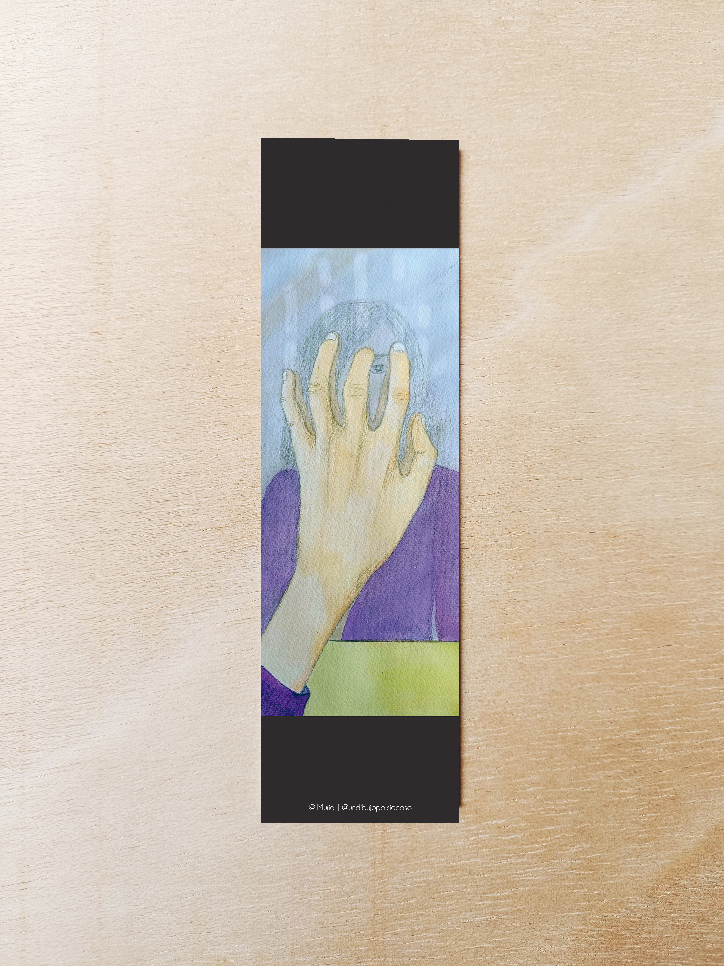 Marcapáginas con fondo negro e ilustración que representa una persona mirándose al espejo y con la mano posada en él.