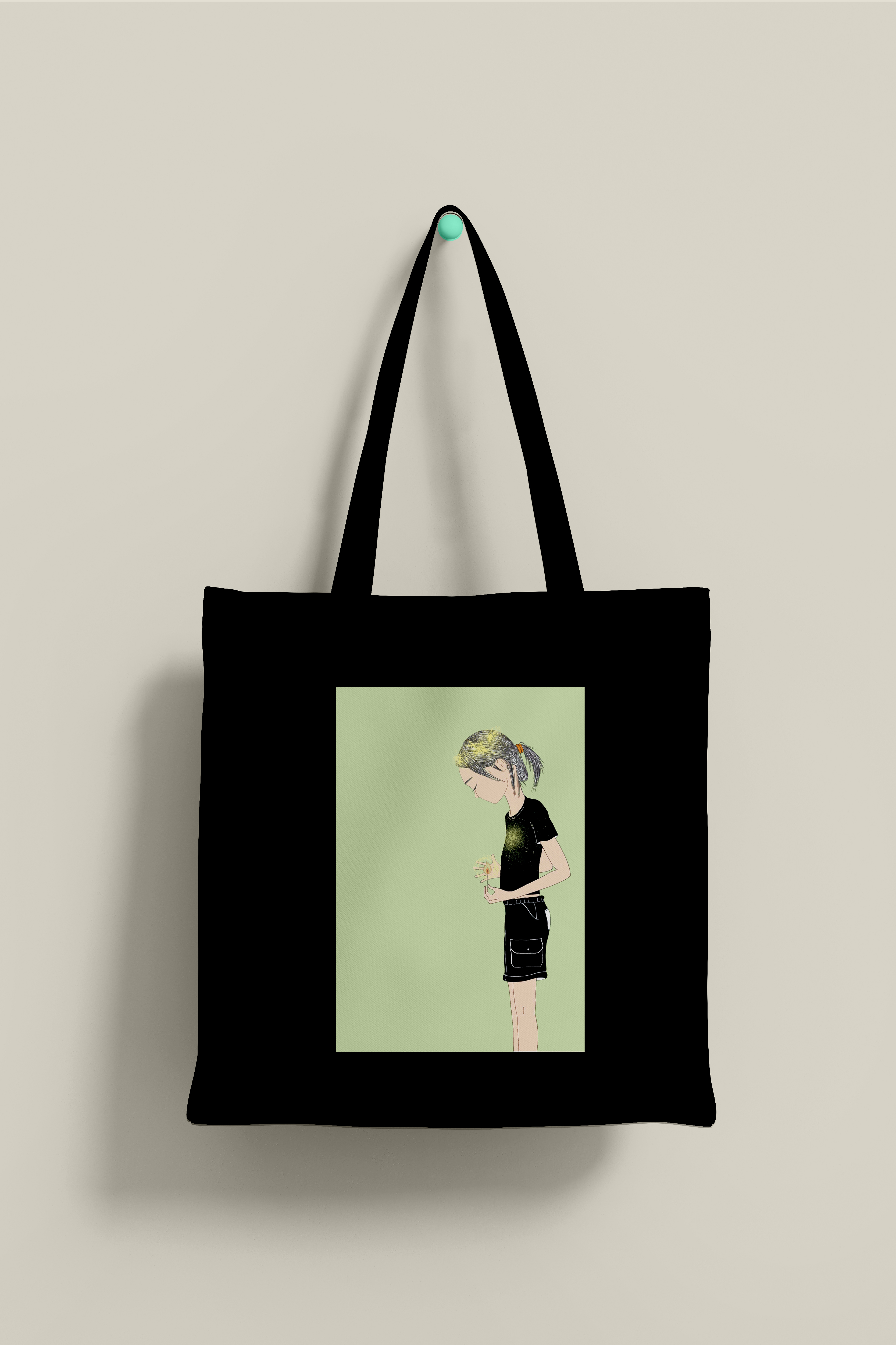 Bolsa de tela de color negro, con ilustración que representa a una persona de perfil con una cerilla en la mano.