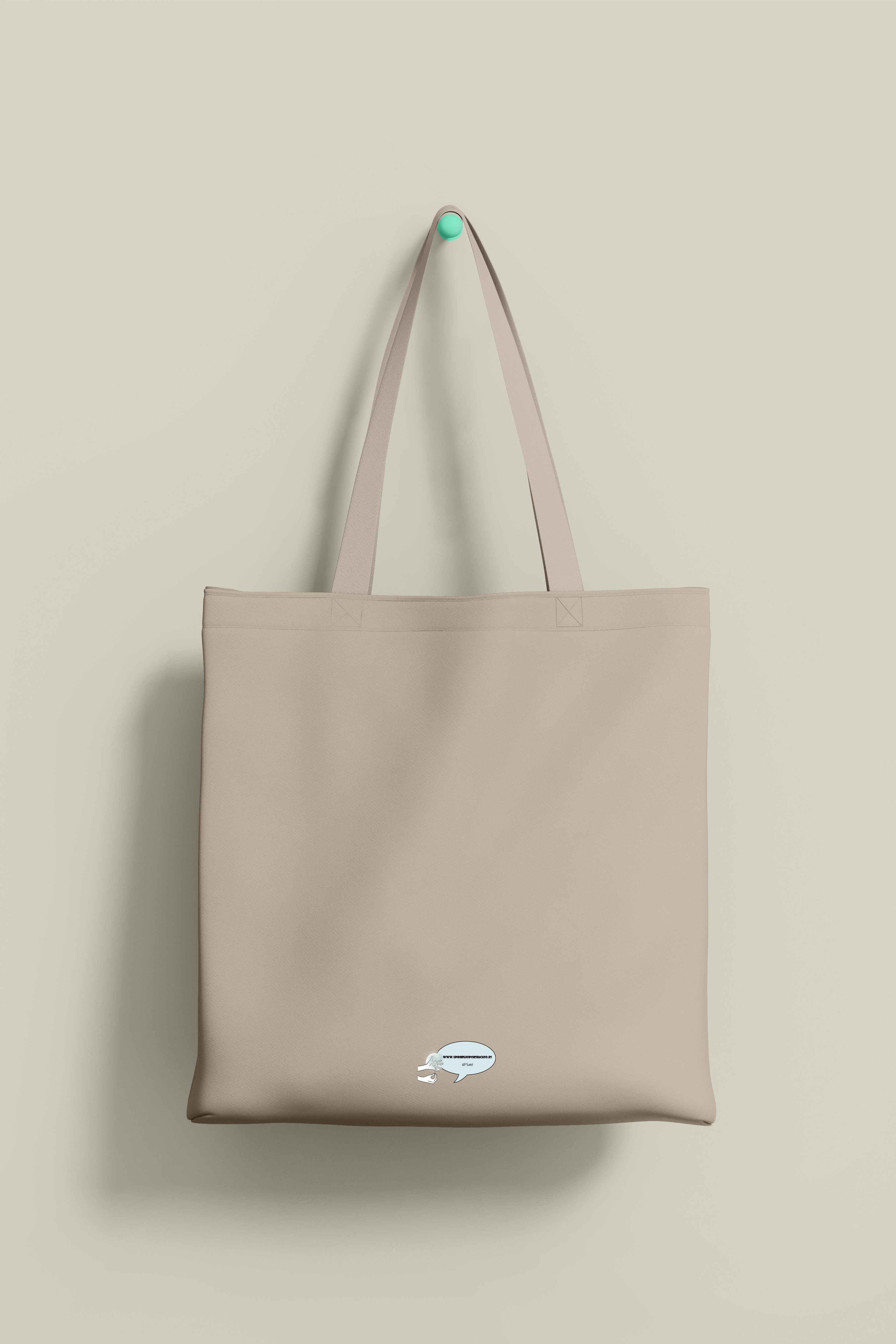 Bolsa de tela de color beige, por detrás, con logotipo en tamaño pequeño y situado abajo.