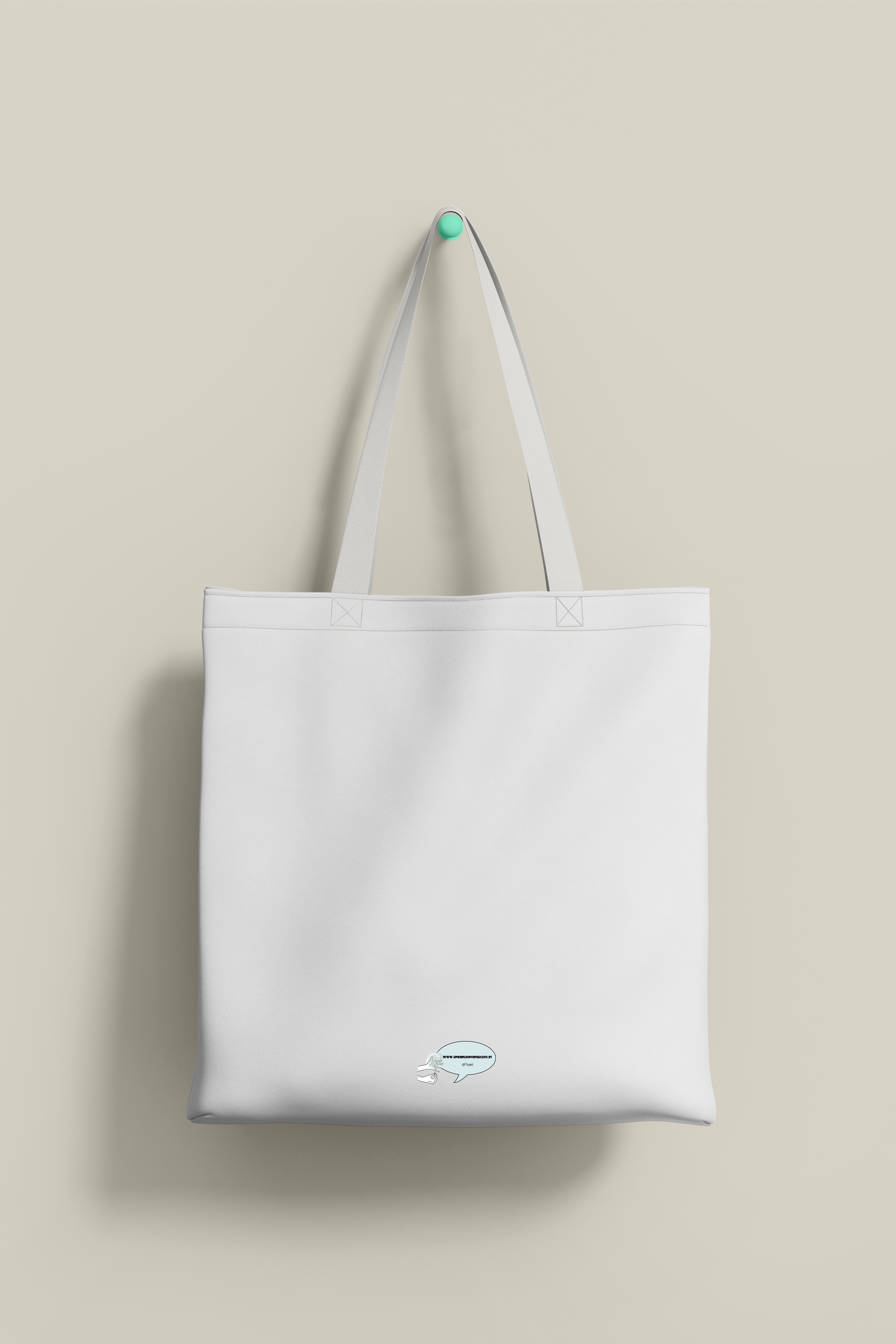 Bolsa de tela de color blanco, por detrás, con logotipo en tamaño pequeño y situado abajo.