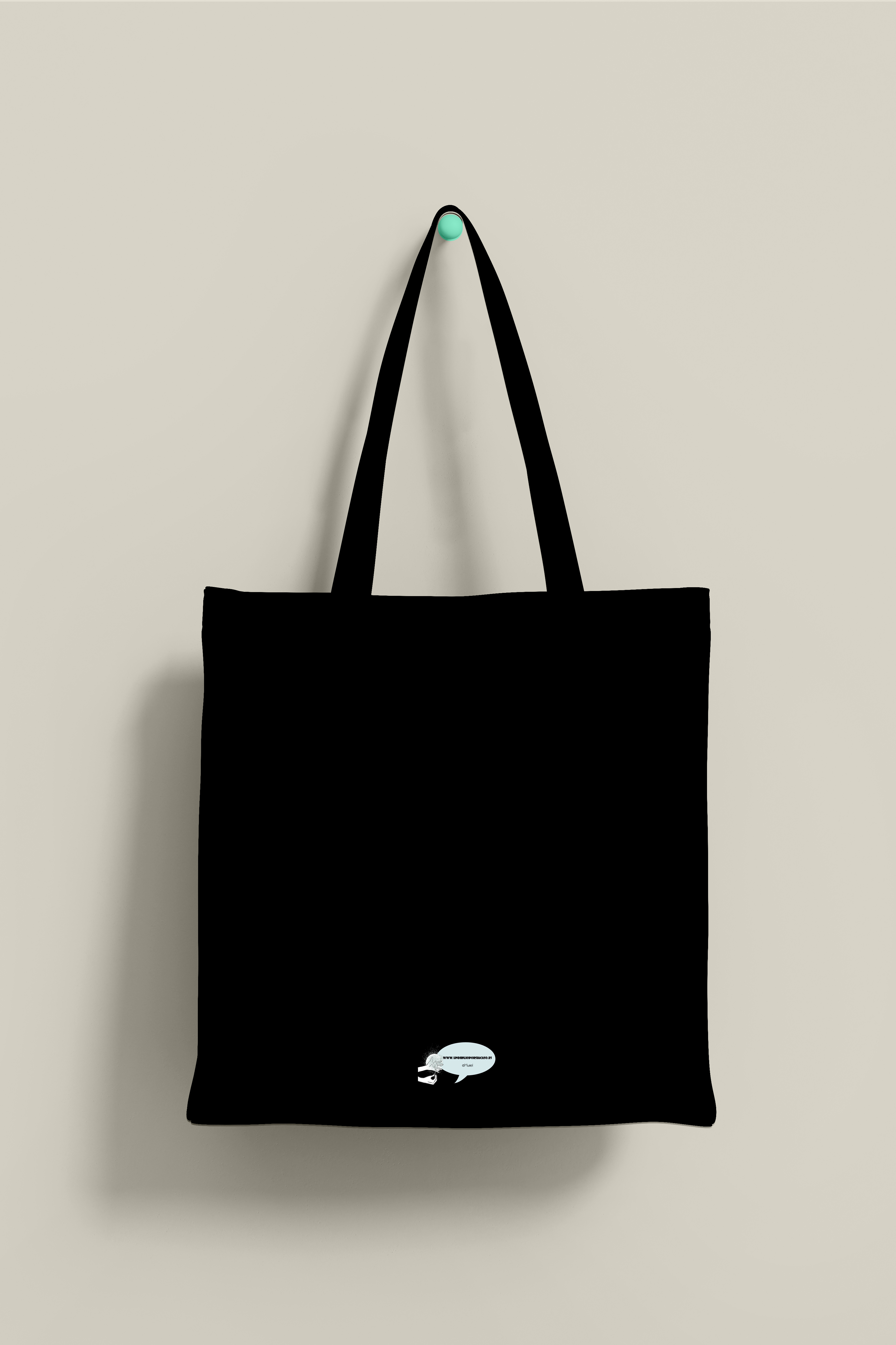 Bolsa de tela de color negro, por detrás, con logotipo en tamaño pequeño y situado abajo.