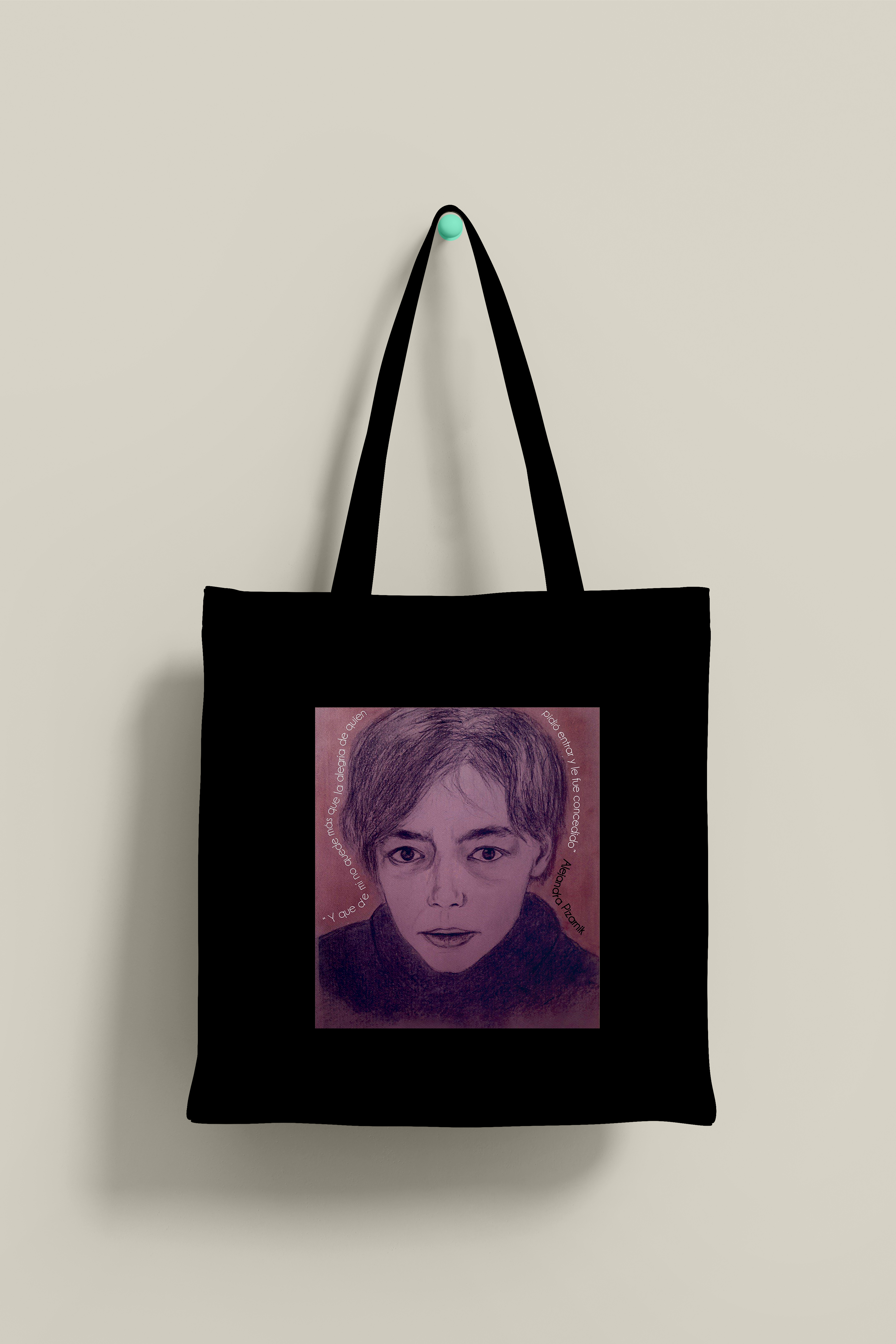Bolsa de tela de color negro con ilustración que representa el rostro de Alejandra Pizarnik.