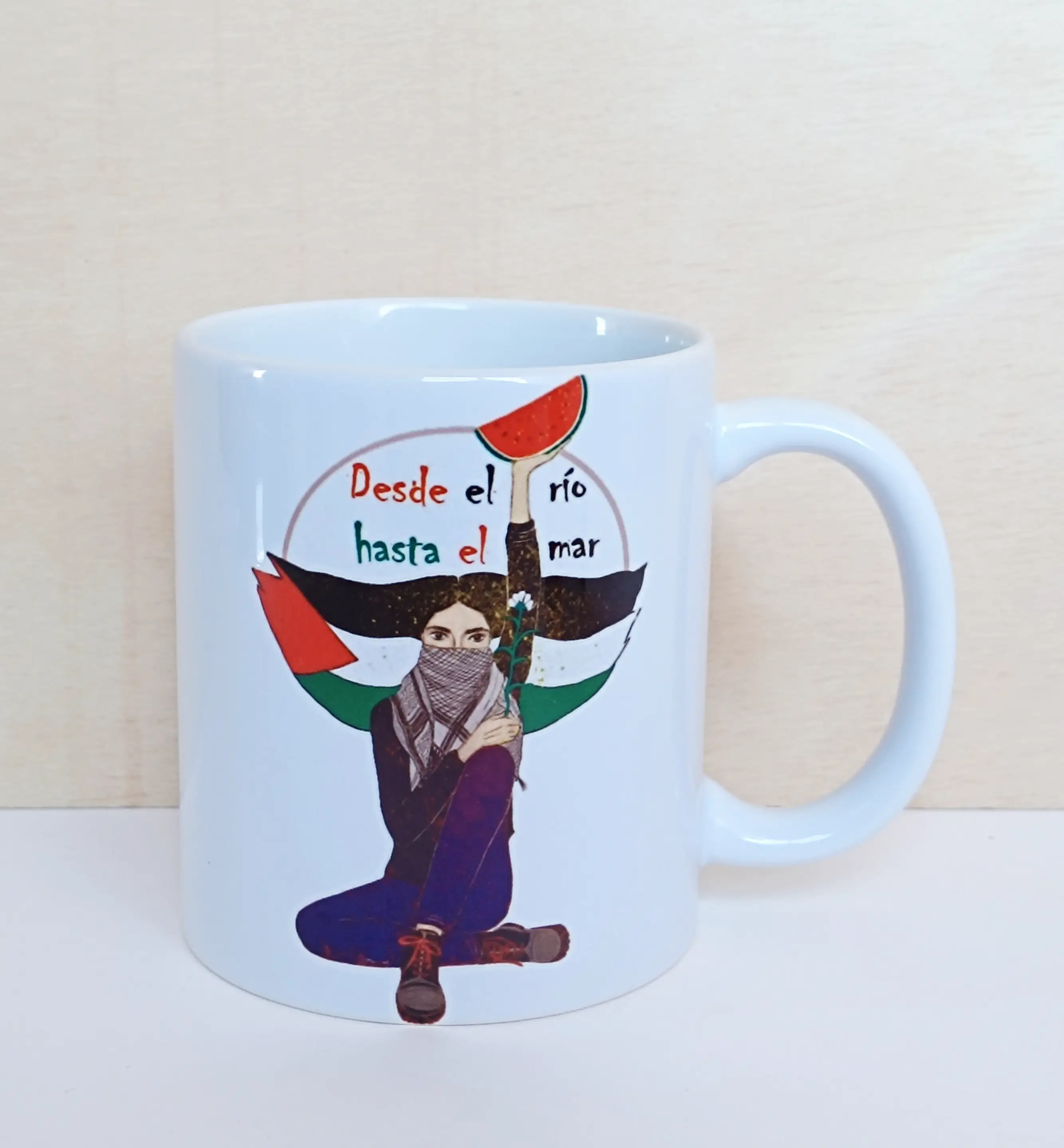 taza de cerámica blanca con ilustración.