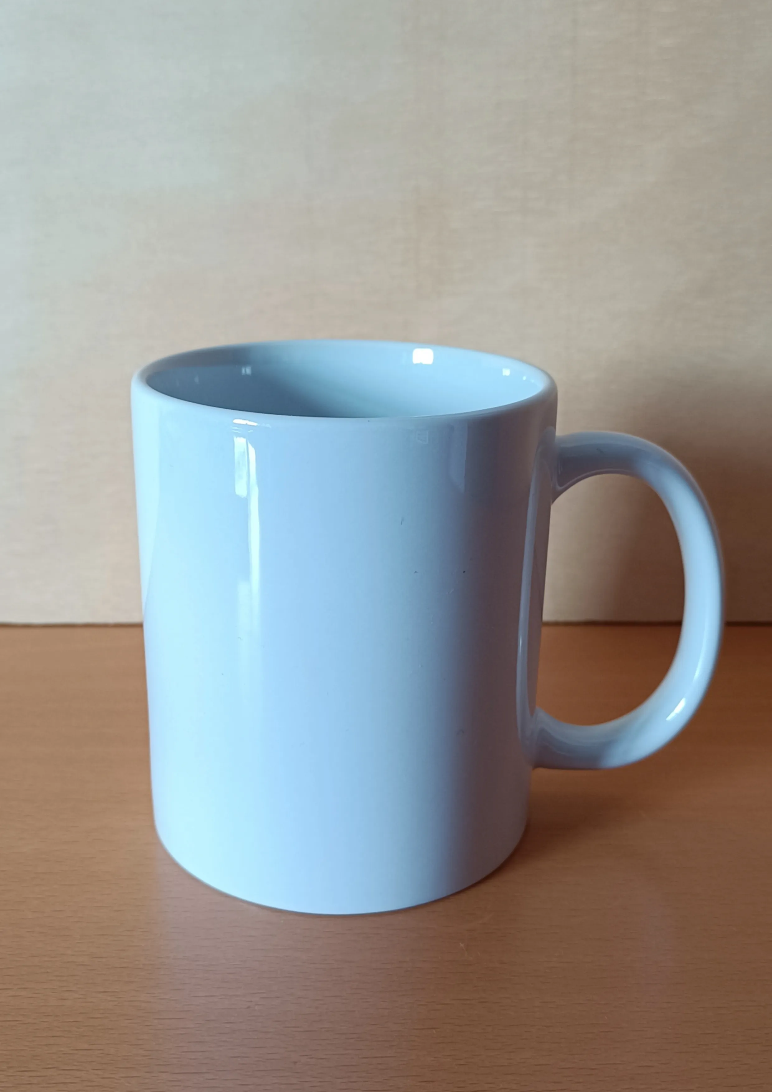 Imagen de taza de cerámica blanca sin estampar, para ser personalizada.